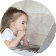 PCを見ている女の子の画像